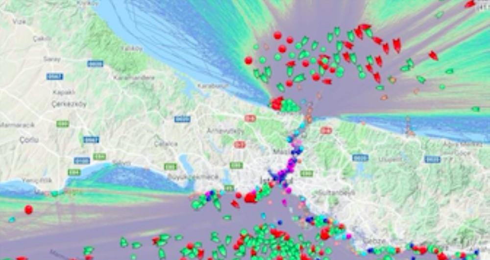 BOĞAZ SİS ALTINDA; YÜZLERCE GEMİ GEÇİŞ İÇİN BEKLİYOR