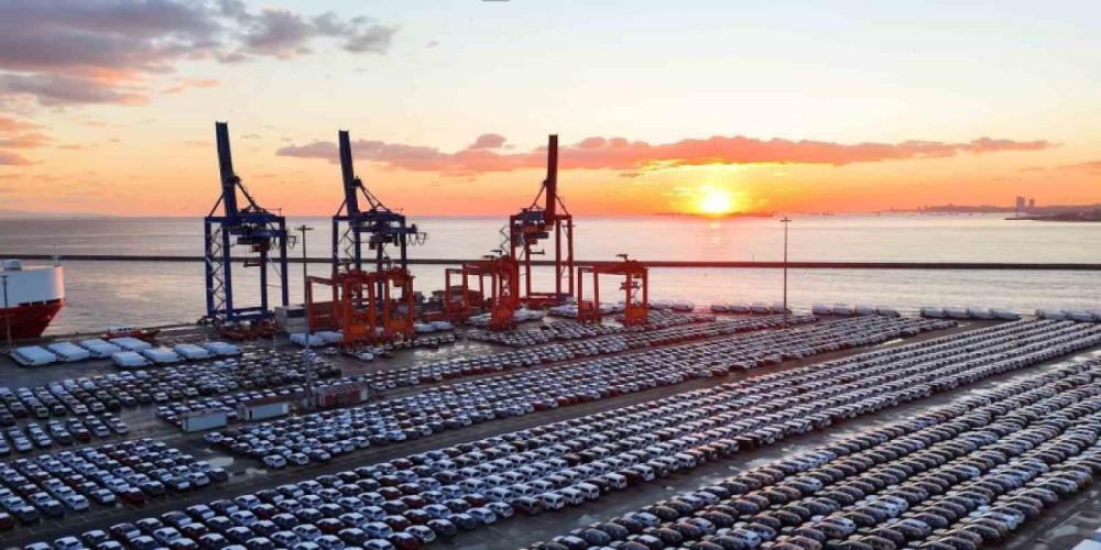 HAYDARPAŞA LİMANI, BİNLERCE SIFIR OTOMOBİLLE DOLDU