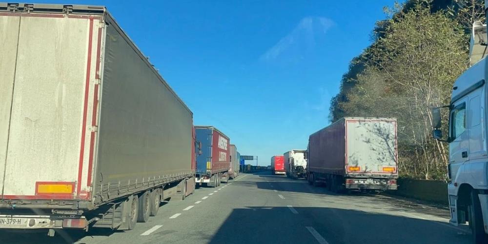 SARP SINIR KAPISI’NDA TIR KUYRUĞU ÇİLESİ