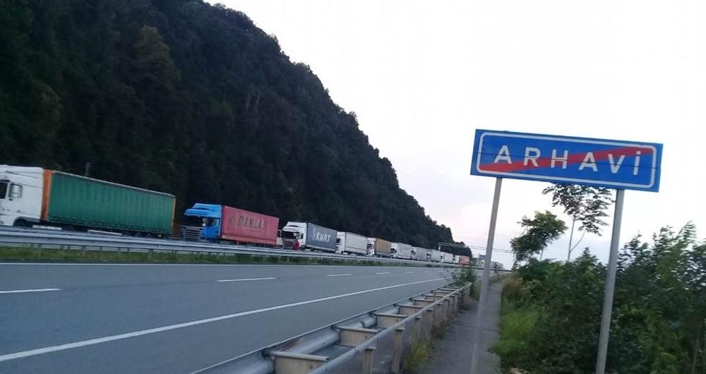 SARP’TA TIR KUYRUĞU ARHAVİ'YE KADAR UZADI