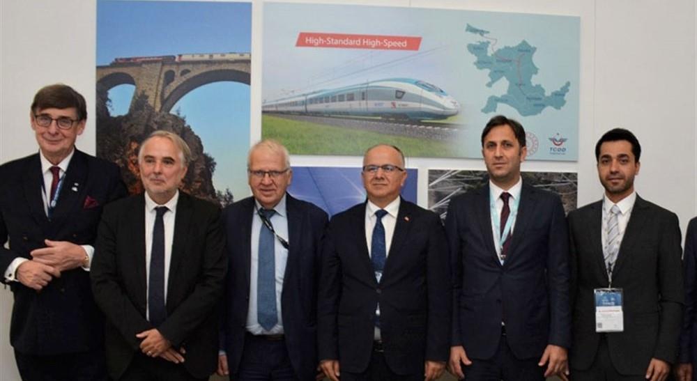 TCDD GENEL MÜDÜRÜ HASAN PEZÜK, INNOTRANS 2022’DE UIC TEMSİLCİLERİ İLE BİR ARAYA GELDİ