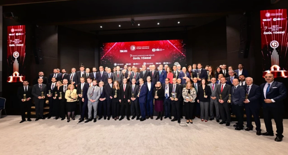 TÜRKİYE HİZMETTE VİTES ARTIRDI, İHRACATTA HEDEFLER ERKEN AŞILDI