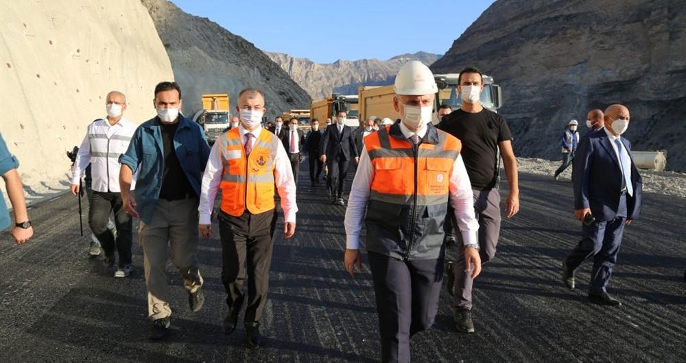 ULAŞTIRMA VE ALTYAPI BAKANI ADİL KARAİSMAİLOĞLU YUSUFELİ YOL VE TÜNEL İNŞAATLARINDA İNCELEMELERDE BULUNDU