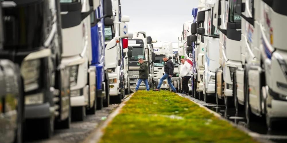 YÜZLERCE KAMYON VE TIR ŞOFÖRÜ, AB'NİN YENİ GEÇİŞ SİSTEMİNİ PROTESTO EDİYOR
